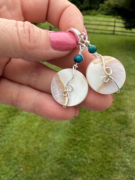 Shell wire dangle earrings